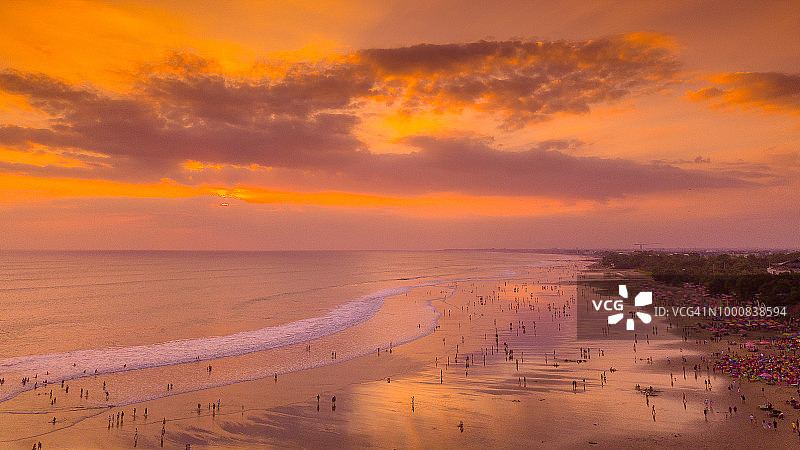 日落时分印度尼西亚巴厘岛库塔海滩鸟瞰图片素材