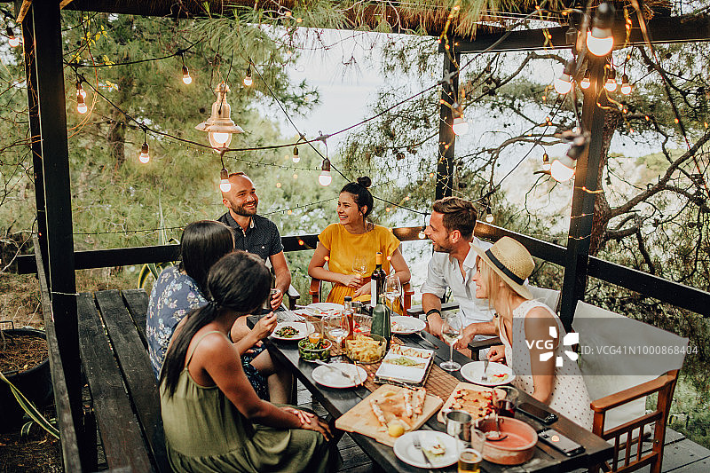 海滩露台上的晚餐派对图片素材