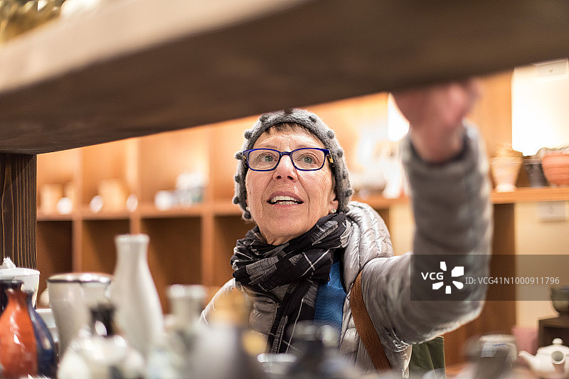 女子在京都锦市场选购陶器图片素材