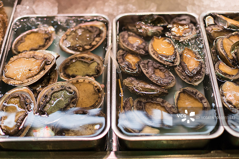日本京都锦市场上的巨型牡蛎图片素材