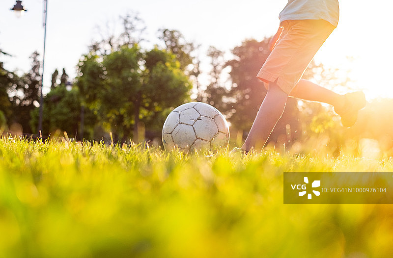 特写：草地上的足球图片素材