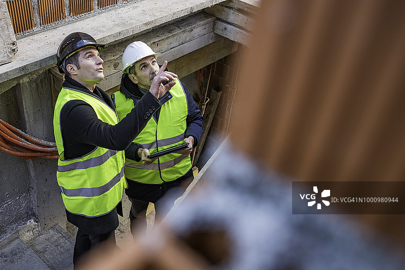 建筑工地上的土木工程师图片素材