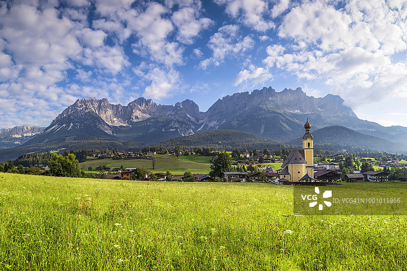 奥地利蒂罗尔州埃尔毛教堂，位于皇帝山脉图片素材
