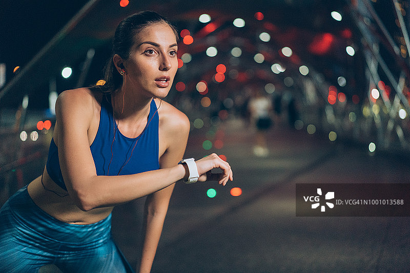 佩戴智能手表的年轻女运动员图片素材