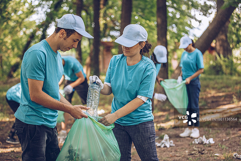 志愿者捡拾垃圾图片素材