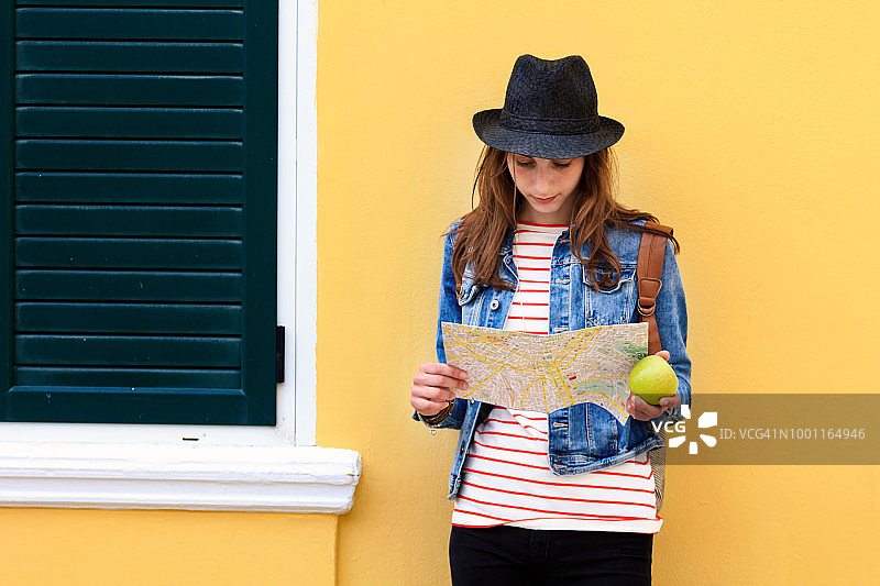 女孩正在看地图图片素材