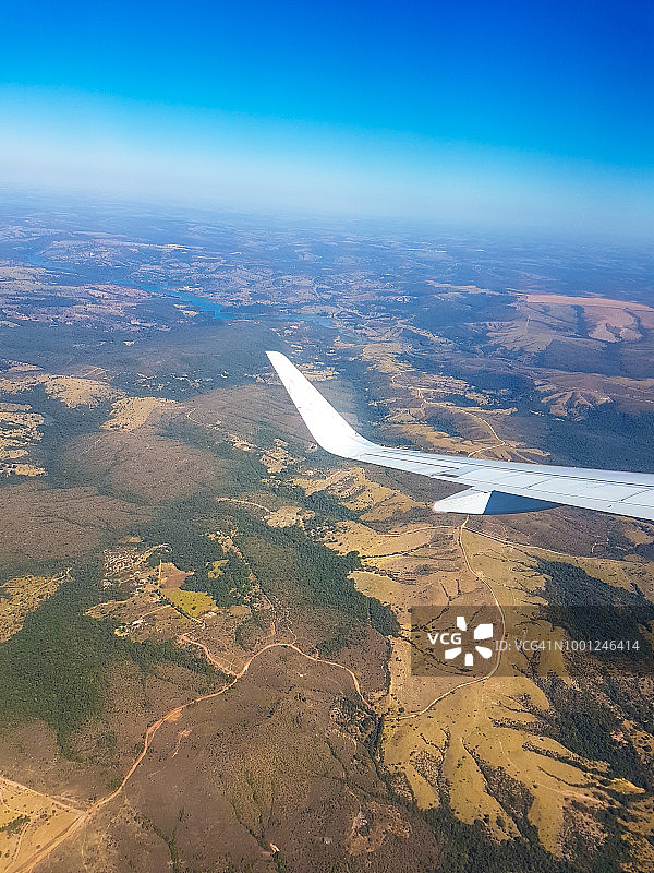 飞机飞过联邦区湖面图片素材