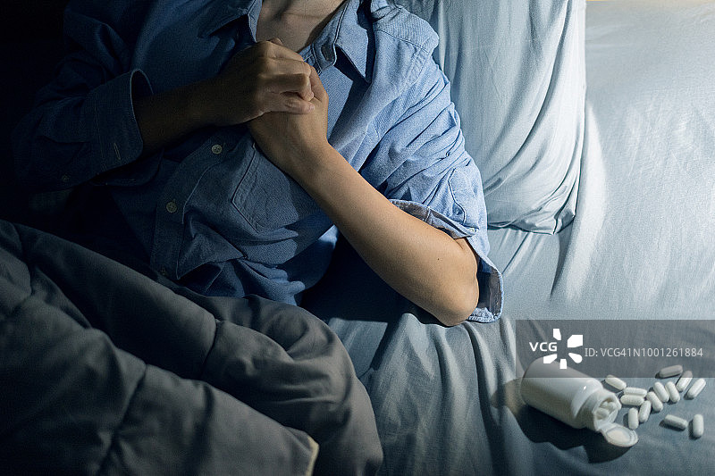 亚洲女性深夜心脏病发作图片素材