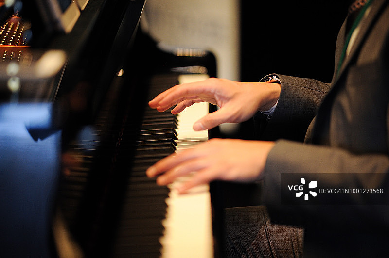 兴趣爱好：钢琴演奏中的双手（左视角）图片素材