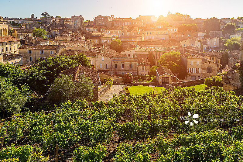 法国波尔多圣埃米利永日出图片素材