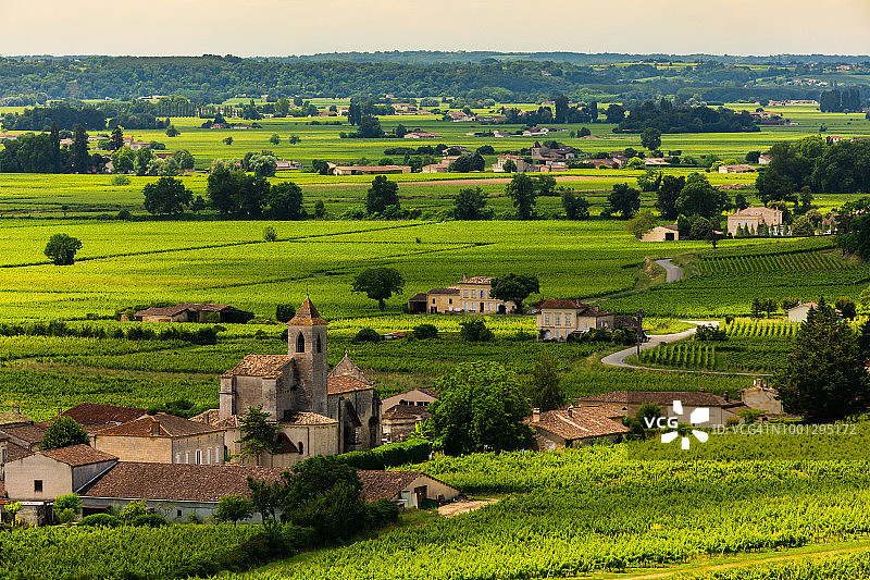 法国波尔多葡萄园和古老村庄景观图片素材