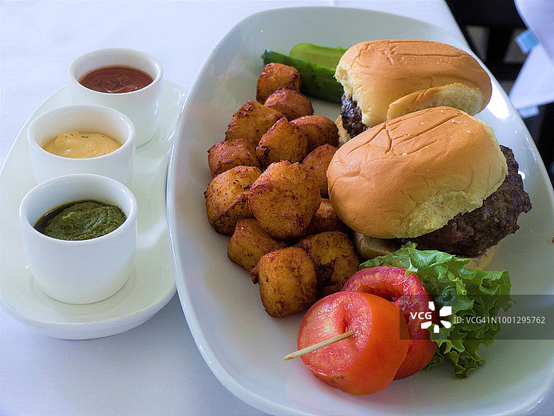 汉堡和炸丸子午餐图片素材