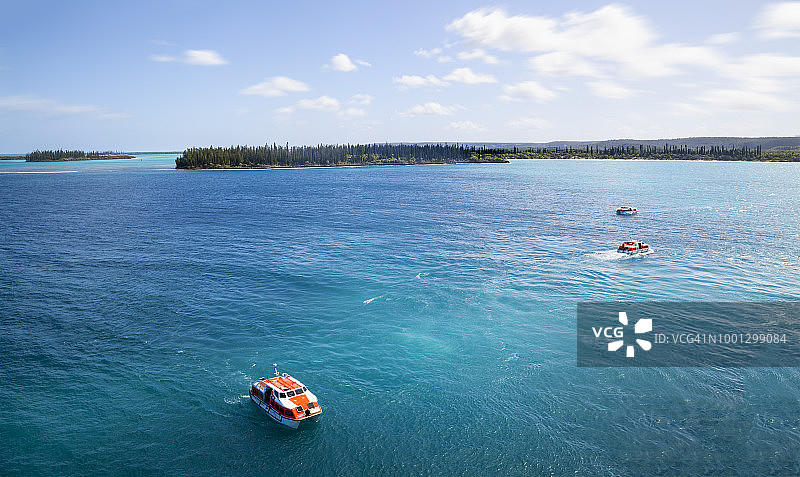 从新喀里多尼亚松岛返回游轮的柔美小船图片素材