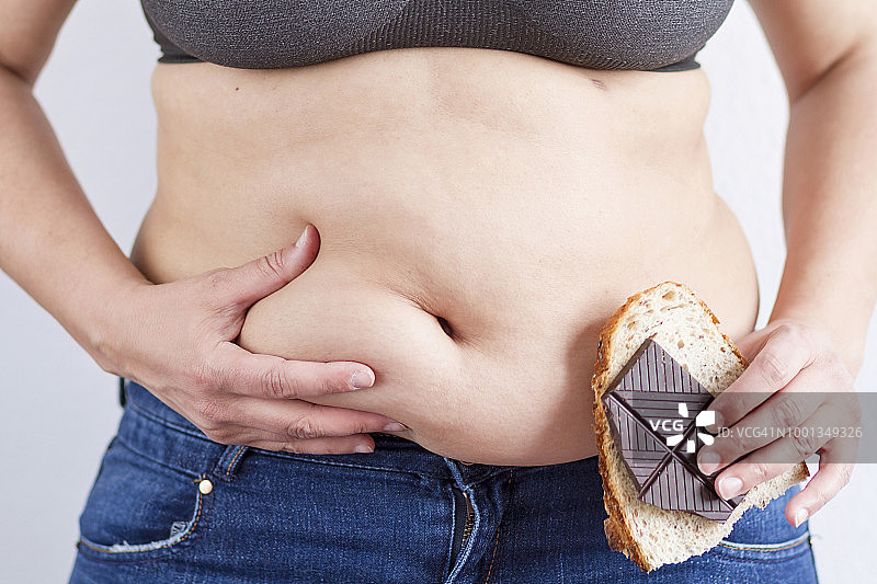展示肚子的超重女人图片素材