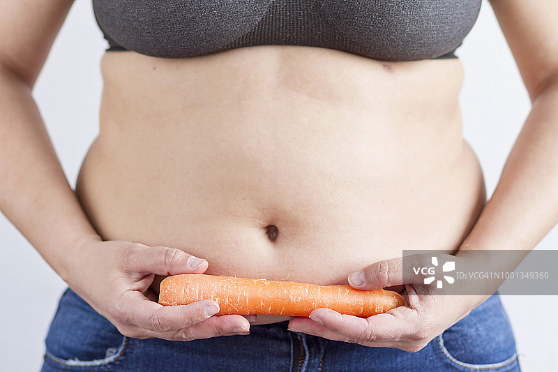 展示肚子的超重女人图片素材