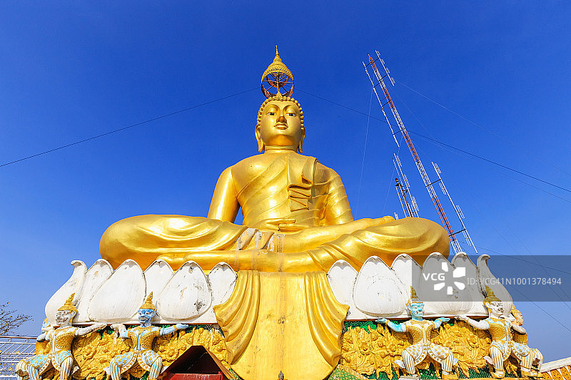泰国甲米府虎穴寺的大型金色佛像图片素材