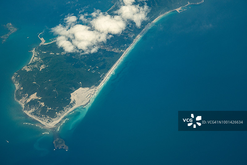 从飞机上俯瞰日本东京的太平洋和新岛图片素材