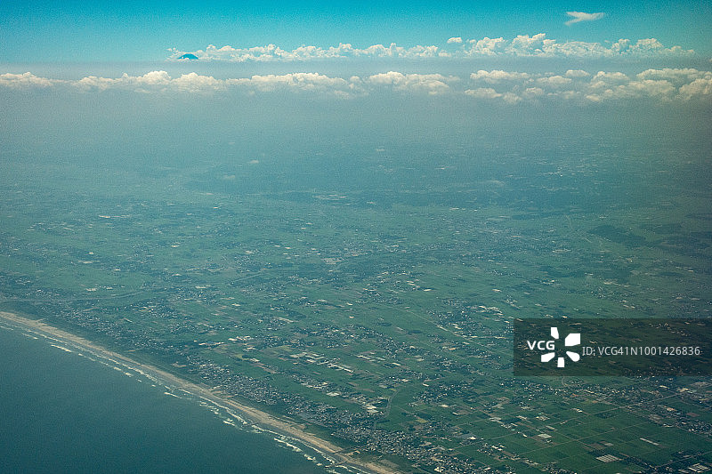 从飞机上俯瞰日本千叶县九十九里海滩、富士山和太平洋图片素材
