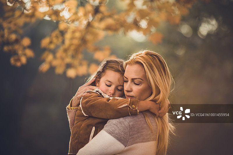 别难过，妈妈会照顾你的！图片素材