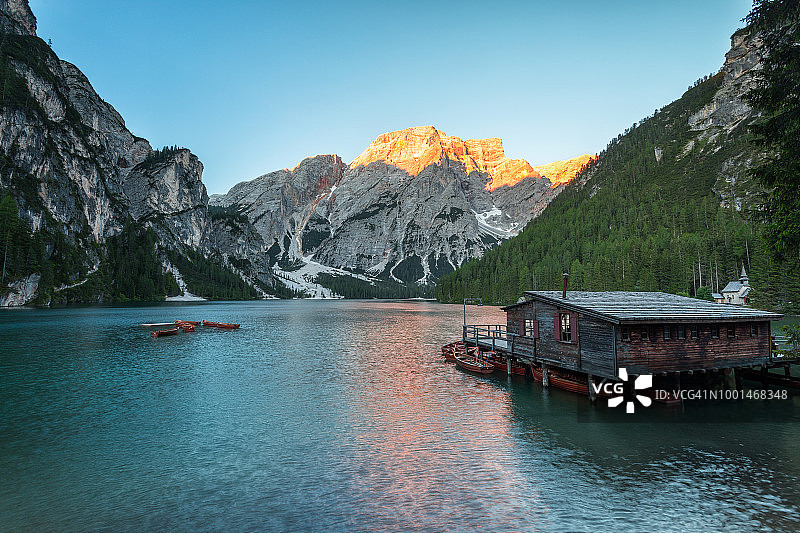 布莱埃斯湖和阿尔卑斯山的日出图片素材