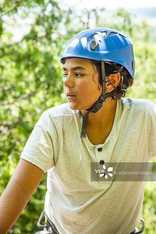 参加夏季攀岩营的青少年男孩图片素材