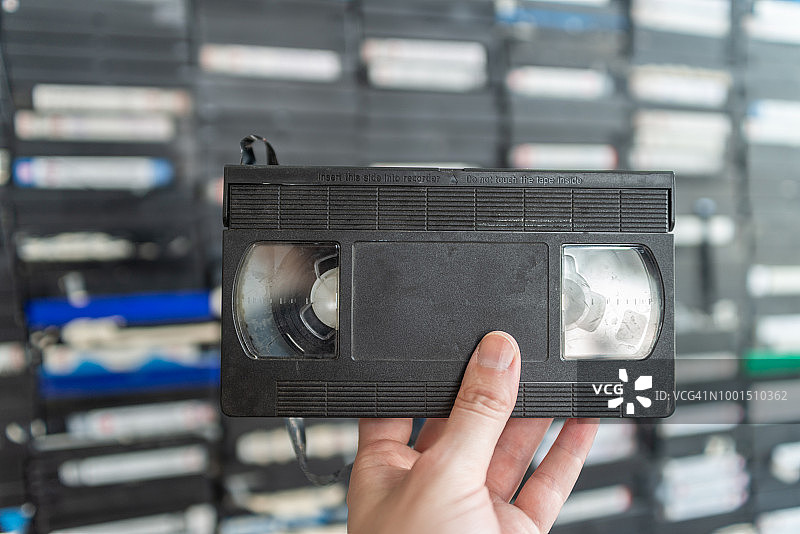 手持VHS录像带图片素材