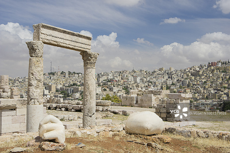 约旦安曼城堡遗址中的赫拉克勒斯神庙图片素材