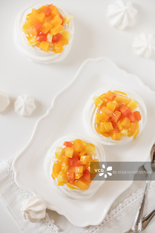 迷你热带水果蛋白酥皮图片素材