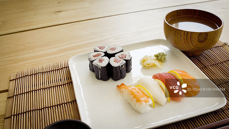 味增汤寿司拼盘图片素材