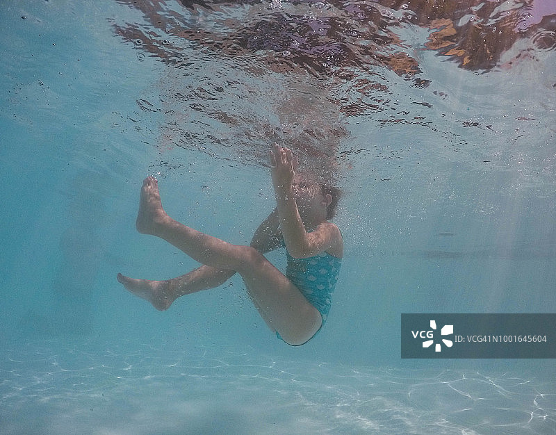 私人泳池里穿泳衣的年轻女孩的水下照片图片素材