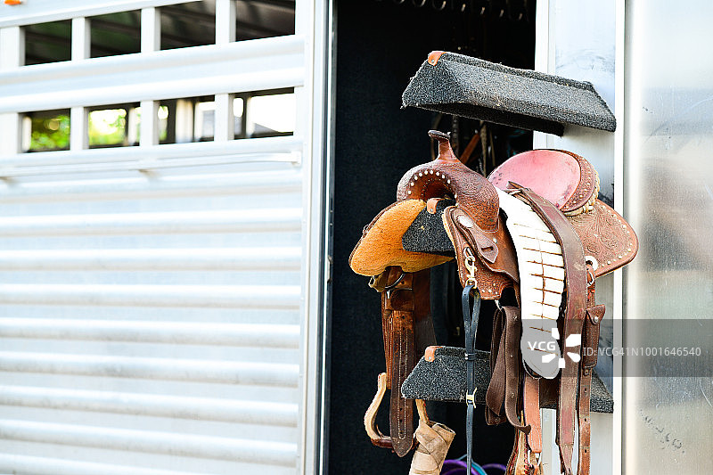 安装在犹他州西部美国马拖车上的马鞍图片素材