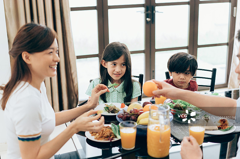 亚洲家庭享用健康餐图片素材