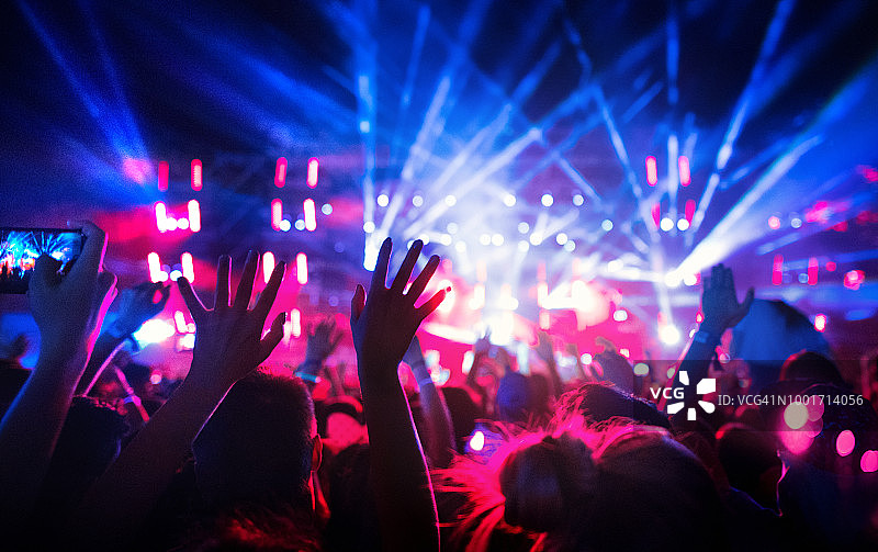 演唱会上的一大群粉丝图片素材
