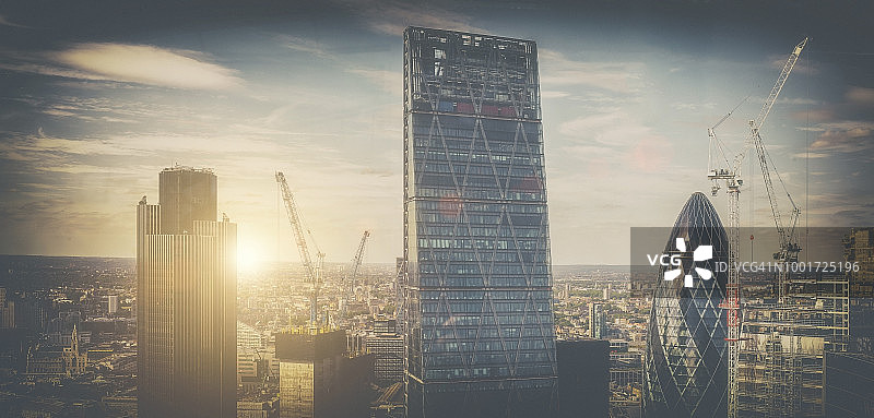 伦敦金融城地标建筑的黎明全景天际线图片素材