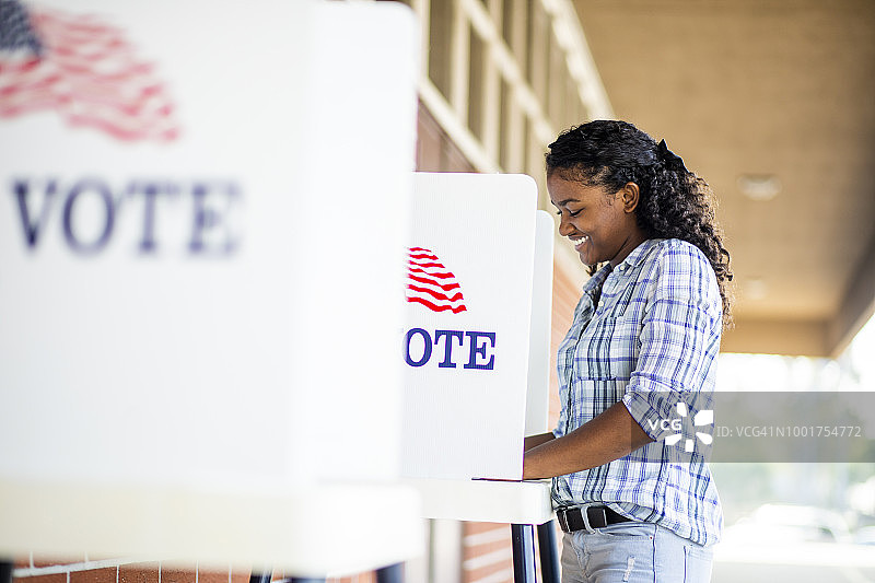 参与投票的年轻黑人女孩图片素材