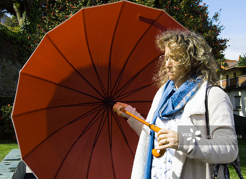 女人手持红色雨伞图片素材