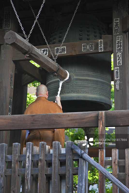 日本东京浅草区，僧人在浅草寺敲钟图片素材