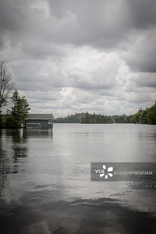 加拿大魁北克省劳伦琴山区的湖畔风光图片素材