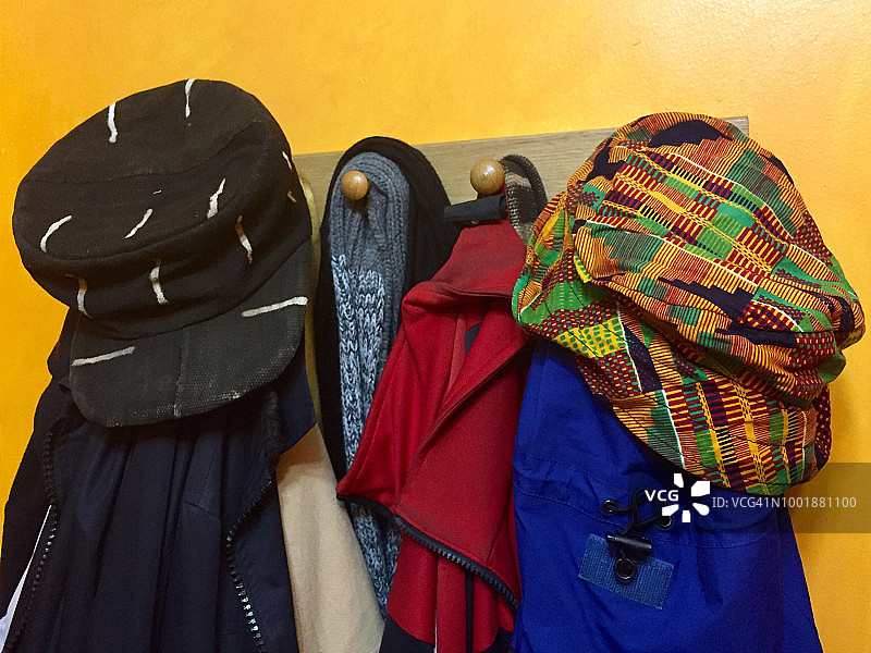 家中门厅木钉上挂着的帽子、围巾和外套图片素材