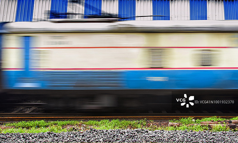 火车驶过站台图片素材