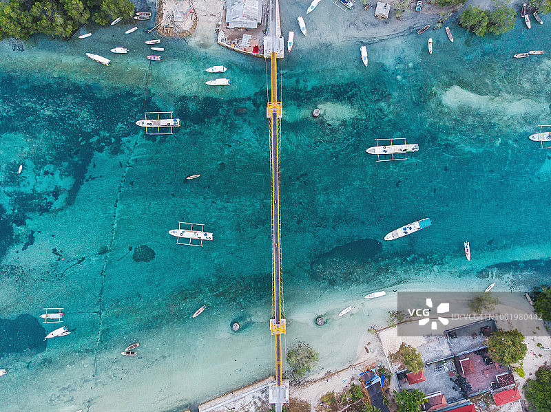 从蓝梦岛到金银岛的黄色桥梁，印度尼西亚巴厘岛图片素材
