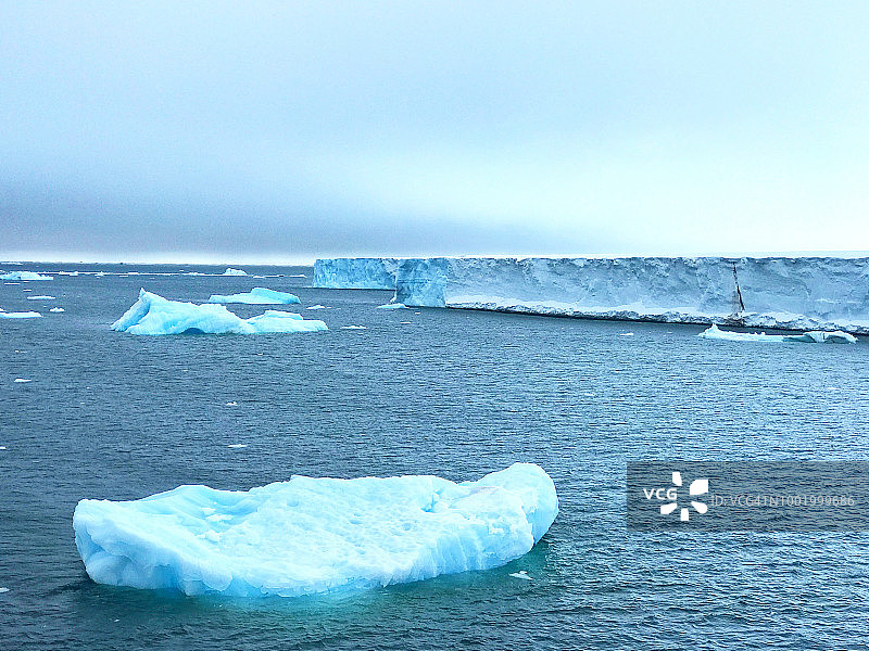斯瓦尔巴群岛的布拉斯韦尔冰川是北半球最大的冰川前沿图片素材