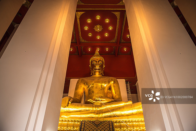 帕西桑佩寺的金色佛像图片素材