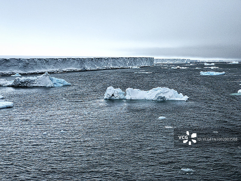 斯瓦尔巴群岛的布拉斯韦尔冰川是北半球最大的冰川前沿图片素材