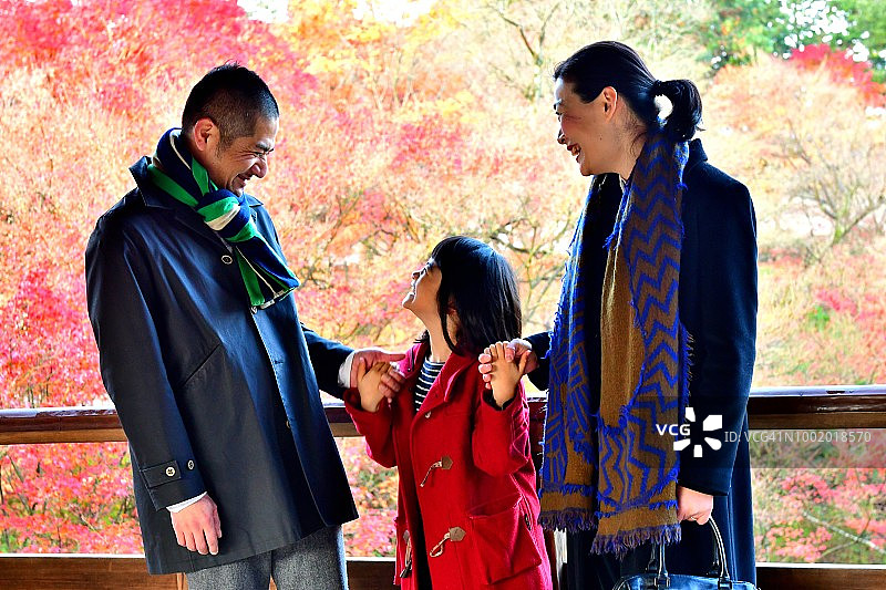 日式家庭在京都东福寺欣赏日本秋叶图片素材