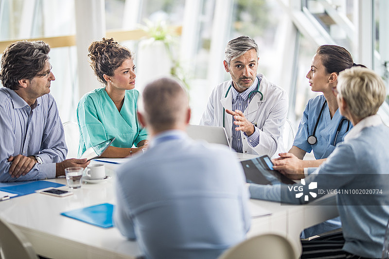 医生和商人团队在诊所开会图片素材