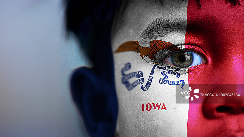 脸上带有数字国旗的男孩：爱荷华州图片素材