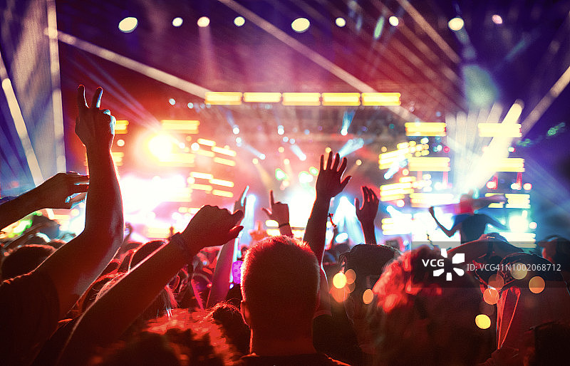 演唱会上的一大群粉丝图片素材