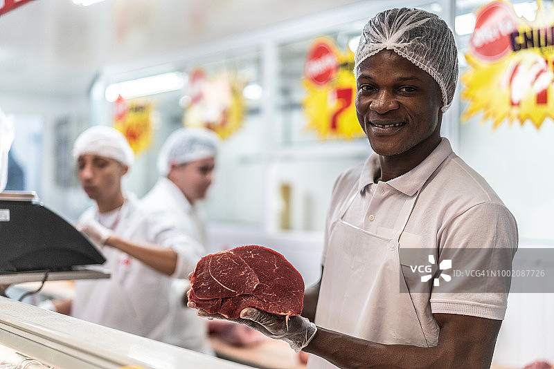 在肉店工作的男人们图片素材