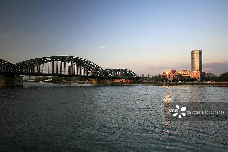 德国科隆：夕阳下的汉莎大楼与道依茨桥图片素材